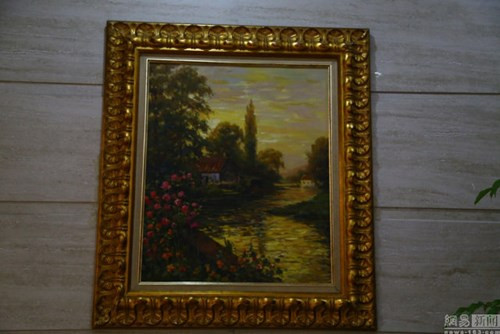 Một trong những bức tranh được treo trên tường nhà vệ sinh.