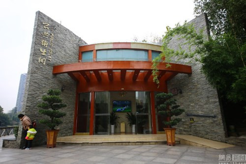 Nếu nhìn qua, lối vào nhà vệ sinh công cộng này không khác gì ở khách sạn cao cấp.