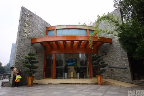 Nếu nhìn qua, lối vào nhà vệ sinh công cộng này không khác gì ở khách sạn cao cấp.