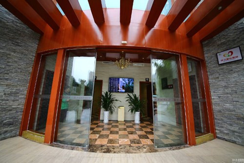 Ben trong nha ve sinh cong cong “nam sao” o Trung Quoc