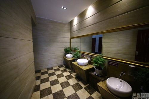 Hệ thống sưởi ấm giữ cho nhà vệ sinh công cộng luôn ở mức 26 độ C trong suốt cả năm.