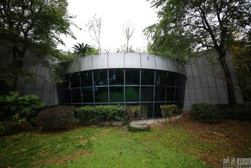 Quang cảnh đằng sau nhà vệ sinh “năm sao”.