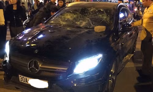 Chiếc xe của cô gái trẻ bị đôi nam nữ dùng gạch ném vỡ kính phía trước - Ảnh: báo Giao thông