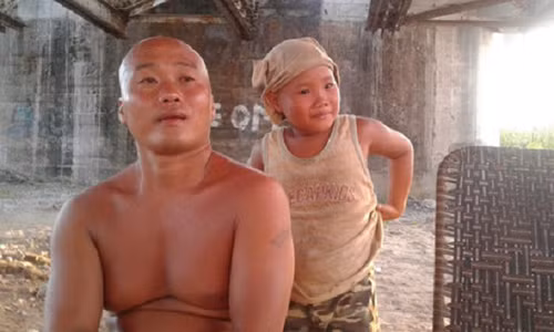 Cuoc song cua di nhan tran truong o bai giua song Hong