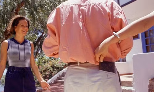 Tac hai khong ngo cua viec de vi trong tui sau quan