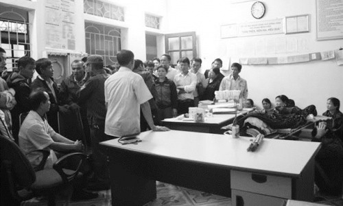 Người nhà quây khoa Lây bệnh viện Đa khoa Quỳnh Lưu.