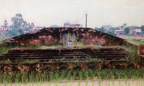 Chuyen ky bi ve ngoi mo chon tap the o Hung Yen