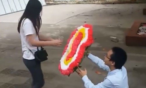 Cau hon ban gai bang vong hoa chang trai lanh du