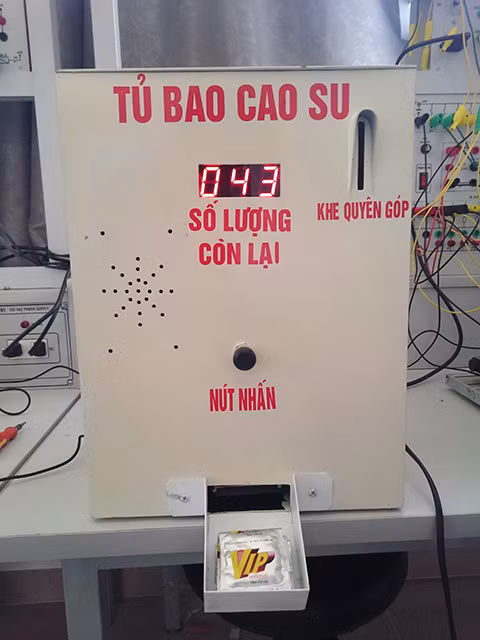 May phat bao cao su mien phi cua SV Da Nang “dat khach“