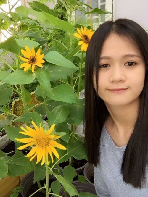 Theo cô gái trẻ này, việc trồng cây và cải tạo vườn đòi hỏi phải có sự quan tâm chăm sóc đặc biệt. Vì thế, khi cô đi làm, gia đình Kiều tưới nước hộ còn phần chăm bón, cắt tỉa thì cô nàng phải làm. Công việc này được Kiều tiến hành tranh thủ lúc sáng sớm và khi đi làm về. Vì ham trồng cây nên cô nàng 9X này mỗi ngày nhân giống và sưu tầm nhiều loại như dưa lưới, rau, ớt, cây gia vị, một số cây ăn quả như chanh, cóc, lựu... và hoa để vườn rau củ quả ngày một xanh mát, đa dạng.