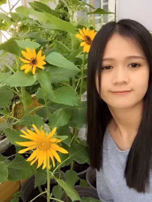 Theo cô gái trẻ này, việc trồng cây và cải tạo vườn đòi hỏi phải có sự quan tâm chăm sóc đặc biệt. Vì thế, khi cô đi làm, gia đình Kiều tưới nước hộ còn phần chăm bón, cắt tỉa thì cô nàng phải làm. Công việc này được Kiều tiến hành tranh thủ lúc sáng sớm và khi đi làm về. Vì ham trồng cây nên cô nàng 9X này mỗi ngày nhân giống và sưu tầm nhiều loại như dưa lưới, rau, ớt, cây gia vị, một số cây ăn quả như chanh, cóc, lựu... và hoa để vườn rau củ quả ngày một xanh mát, đa dạng.