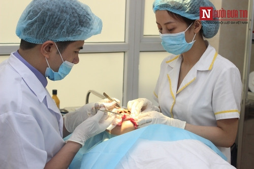 Bước 3: Tiến hành phẫu thuật. Sau khi tiêm thuốc tê, sát trùng. Bác sĩ Thanh sẽ tiến hành "khâu" môi và tạo cho bệnh nhân khuôn miệng cười. Đây chỉ là một ca tiểu phẫu nên cả quá trình thực hiện sẽ diễn ra trong khoảng 1 tiếng rưỡi, bệnh nhân hoàn toàn không có cảm giác đau đớn, cũng như ca phẫu thuật này không gây mất máu quá nhiều.