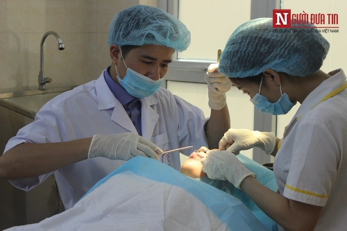 Bác sĩ Thanh đảm bảo, những vết thương do phẫu thuật sẽ rất kín và sau 5 ngày sẽ "đẹp" lên rất nhiều. Ngoài ra, vị bác sĩ chuyên ngành phẫu thuật này còn khuyến cáo, khách hàng phẫu thuật nụ cười nên hạn chế ăn những món ăn cứng, sau 5 ngày thì ăn thoải mái.