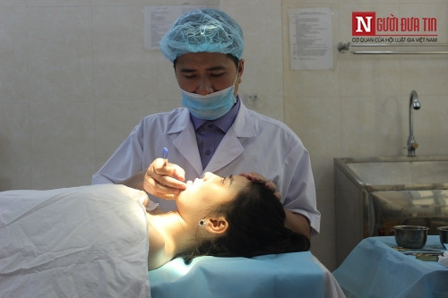 Bước 2: Bác sĩ sẽ tiến hành gây tê và sát trùng. Bước lên bàn mổ, Lại Thanh vẫn sợ... đau. Tuy nhiên, bác sĩ Nguyễn Chí Thanh sẽ tiêm thuốc tê cho khách hàng, giảm thiểu mức độ đau đớn tới mức tối đa.