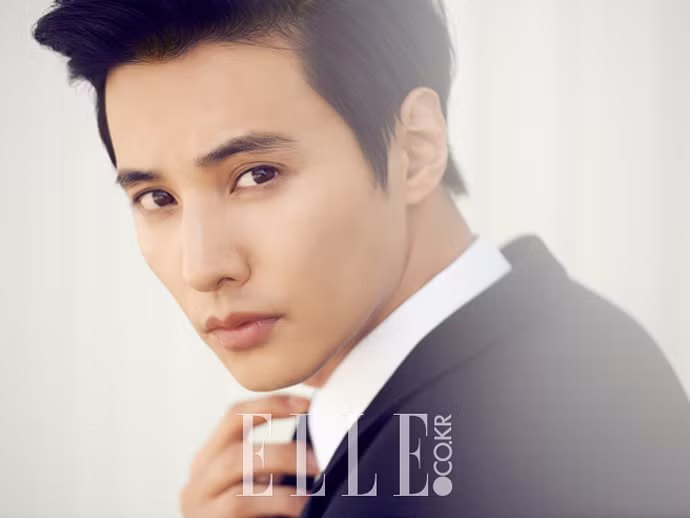 3. Won Bin (Tae Suk) Với vẻ ngoài điển trai, nam tính và tài năng diễn xuất tốt, Won Bin đã làm say mê bao người khi đảm nhận vai nam phụ Tae Suk trong "Trái tim mùa thu". Won Bin nhanh chóng trở thành tên tuổi hàng đầu trong làng điện ảnh Hàn Quốc. Nam diễn viên thường cân nhắc khá kĩ khi quyết định tham gia các dự án phim mới. Đó là lí do lần trở lại nào của anh cũng khiến mọi người mãn nhãn.