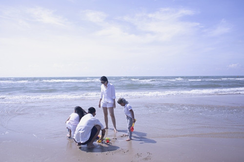 Và để gần gũi hơn với con, hiểu con nhiều hơn nhằm “hợp tác” tốt hơn với cu cậu, nam ca sĩ Phạm Anh Khoa đã cùng vợ tổ chức chuyến dã ngoại cho gia đình, điều mà trước đây vì bận rộn anh đã không thể sắp xếp thời gian thực hiện.