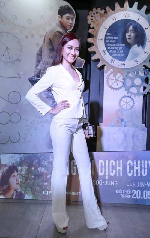 Á hậu Kim Duyên thanh lịch, trẻ trung với trang phục như một cô nàng công sở.