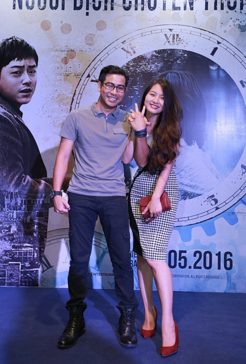 Tối qua (12/5), bộ phim Hàn Quốc Người dịch chuyển thời gian đã có buổi ra mắt tại Việt Nam. Xuất hiện tại sự kiện, "Kiều nữ" Ngọc Lan thu hút sự chú ý khi tay trong tay cùng bạn trai mới là diễn viên Thanh Bình tham dự buổi ra mắt.