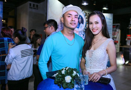 Ca sĩ A Tuân đi xem phim cùng ca sĩ trẻ Thủy Tiên.