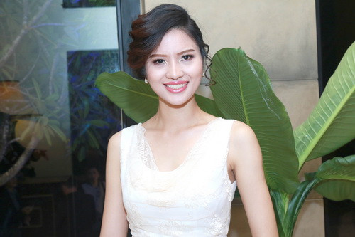 Người đẹp Thanh Hóa mặc váy ôm sát cơ thể, khoe vóc dáng thon gọn và vẻ đẹp đằm thắm.