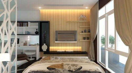 Thay vì sơn tường nhà, gia chủ chọn giấy dán tường giả gỗ kết hợp dùng vách ngăn cách điệu để tạo điểm nhấn cho không gian phòng ngủ. Ngoài ra việc sử dụng hệ cửa kính lớn cũng giúp tận dụng triệt để ánh sáng tự nhiên khi cần thiết và tạo không gian mở, hướng ngoại, thu hút sinh khí.