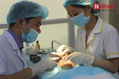 Bước 4: Tiến hành khâu lại vết thương và ép băng.