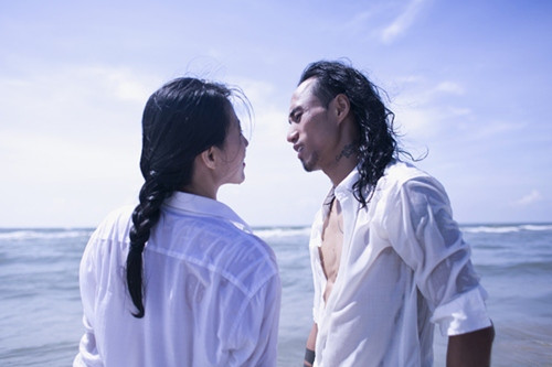 Hai vợ chồng diện trang phục đôi, được nhiếp ảnh ghi lại cho những hình ảnh rất thực.