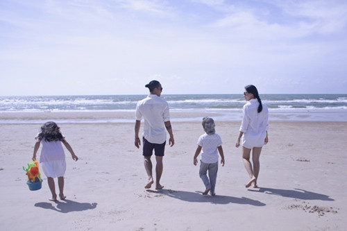 Từng giữ bí mật về vợ và hai con nhưng từ năm ngoái, Phạm Anh Khoa đã thoải mái chia sẻ về tổ ấm của mình với giới truyền thông. Hiện tại anh đang tích cực cùng con trai Châu Chấu ghi hình cho chương trình Bố ơi mình đi đâu thế. Khi tham gia chương trình Phạm Anh Khoa mới thấy thời gian qua vì quá bận rộn nên đôi khi anh đã lơ là việc gần gũi các con, vì thế khi vào chương trình hai cha con đã bị “lệch sóng” trong việc kết hợp, cũng như anh cảm thấy lúng túng khi ở một không gian riêng chỉ có mình và con trai