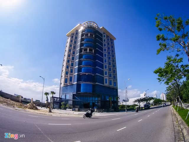 "Theo quan sát của tôi, ở ngay sát sân bay có nhiều tòa nhà cao khoảng 50 m thì xem như sân bay Nước Mặn đã bị tê liệt, không còn khả năng tấn công, phòng thủ tuyến đường ven biển Đà Nẵng", ông Lành nói.