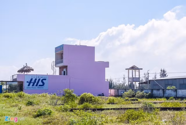 Theo đại tá Lành, việc xây các khách sạn sát sân bay như thế này sẽ vô hiệu hóa sức tấn công, phòng thủ của tên lửa, pháo phòng không; việc cất hạ cánh các máy bay chiến đấu cũng không thực hiện được.