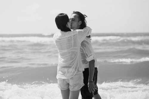Hai vợ chồng Phạm Anh Khoa hôn nhau đầy lãng mạn giữa sóng biển.
