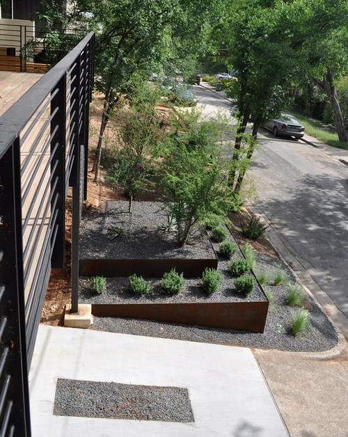 Để tạo nên hàng rào bao bọc ở xung quanh nhà, gia chủ đã sử dụng đến những thanh thép chắc chắn.