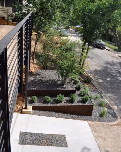 Để tạo nên hàng rào bao bọc ở xung quanh nhà, gia chủ đã sử dụng đến những thanh thép chắc chắn.