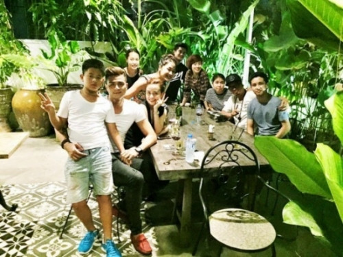 Hoàng Thùy Linh, Vĩnh Thụy cũng thường xuyên đến sự kiện cùng nhau và công khai những cử chỉ tình tứ dành cho đối phương. Sau khi dừng The Remix, Hoàng Thùy Linh bị bắt gặp đi Pháp cùng Vĩnh Thụy. Thế nhưng, cặp đôi vẫn lảng tránh những câu hỏi liên quan đến chuyện tình cảm.