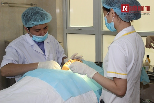 Trong toàn bộ quá trình phẫu thuật, khách hàng hoàn toàn tỉnh táo. Đây là bước sát trùng.