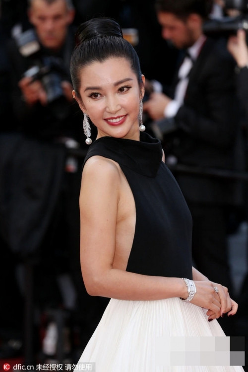 Lý Băng Băng cũng nhận được sự ngưỡng mộ khi thả dáng cùng thiết kế tuyệt đẹp của Stephane Rolland.