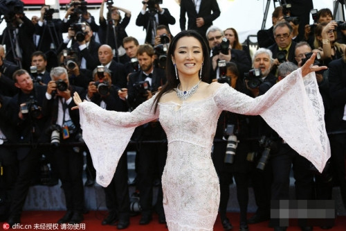 Ở cái tuổi không còn trẻ nhưng Củng Lợi vẫn sở hữu vóc dáng quyến rũ.