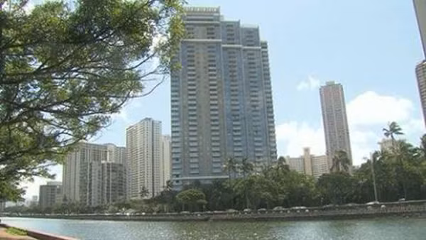 Ngoài ra, cô còn sở hữu nhiều bất động sản khác như biệt thự 2 tầng thuộc khu Huyntae trị giá 8,5 tỉ won (khoảng 163 tỉ đồng), căn hộ cao cấp ở tầng 33 thuộc chung cư 50 tầng tại New York với giá trị 2 - 3 tỉ won (38 - 60 tỉ đồng)...