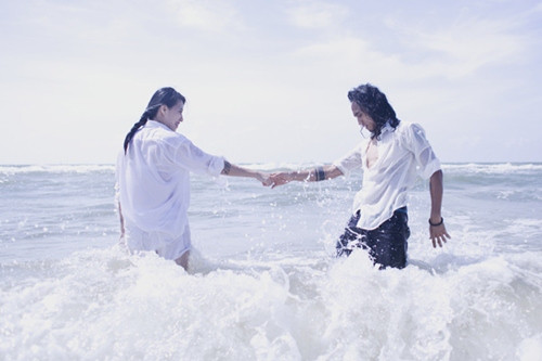 Anh rất tự hào khi có người vợ dù hơn tuổi nhưng rất điềm đạm, chín chắn. Cô cũng là hậu phương vững chắc để anh thỏa niềm đam mê với âm nhạc.