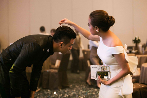 Hoàng Thùy Linh và Vĩnh Thụy công khai dành cho nhau cử chỉ âu yếm.