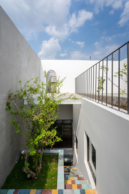 Một khoảnh đất nhỏ với cây xanh cũng giúp xua tan đi cái oi bức của khu vực nhiệt đới gió mùa.