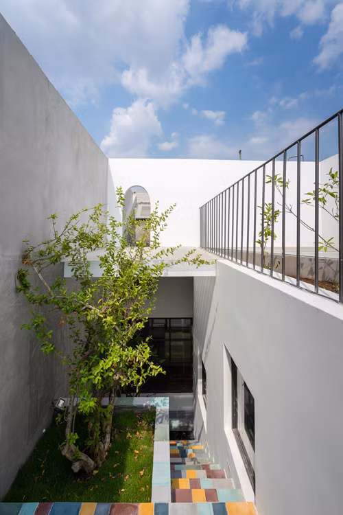 Một khoảnh đất nhỏ với cây xanh cũng giúp xua tan đi cái oi bức của khu vực nhiệt đới gió mùa.