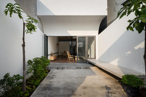 Từ mặt tiền bên ngoài cho đến các căn phòng bên trong ngôi nhà đều được sơn trắng.