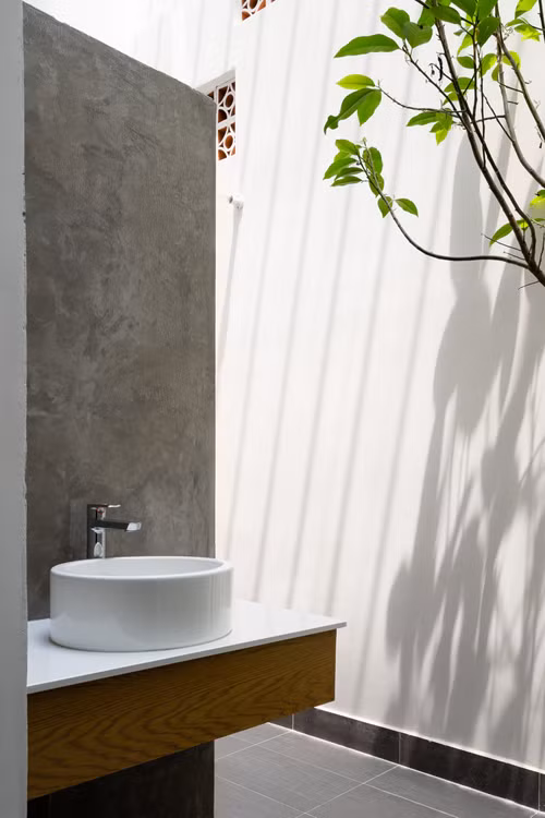 Đi qua mỗi không gian lại mở ra một phần của khu vườn bí mật trong nhà.