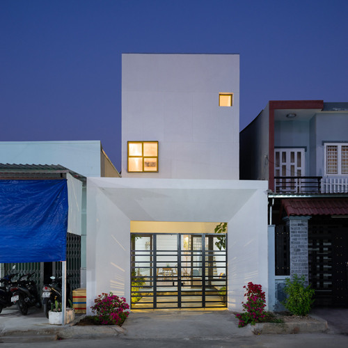 Ngôi nhà nằm ở vị trí và địa thế không hề hoàn hảo. Đầu tiên, ngôi nhà nằm trong một khu vực tự phát với diện tích khoảng đất là 5x17m - bất lợi đất hẹp ngang, lòng sâu khá phổ biến ở những khu vực đông dân tại Việt Nam. Ngoài ra, môi trường xung quanh khá lộn xộn và thiếu cây xanh.