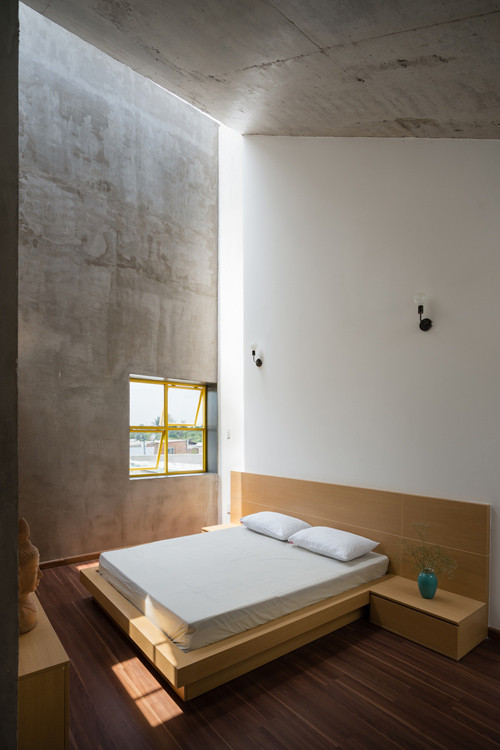 Các kiến trúc sư đã tạo nên một "Khu vườn bí mật" - món quà từ cha dành con gái mình. Những đứa trẻ sẽ lớn lên với khu vườn, cùng với cây cỏ như lớn lên với các anh chị em. Chúng sẽ hiểu và yêu thêm thiên nhiên xung quanh ta. Chi phí xây dựng được đơn vị thiết kế tiết lộ khoảng 45.000 đô (tương đương 945 triệu đồng) và thi công trong 3 tháng.