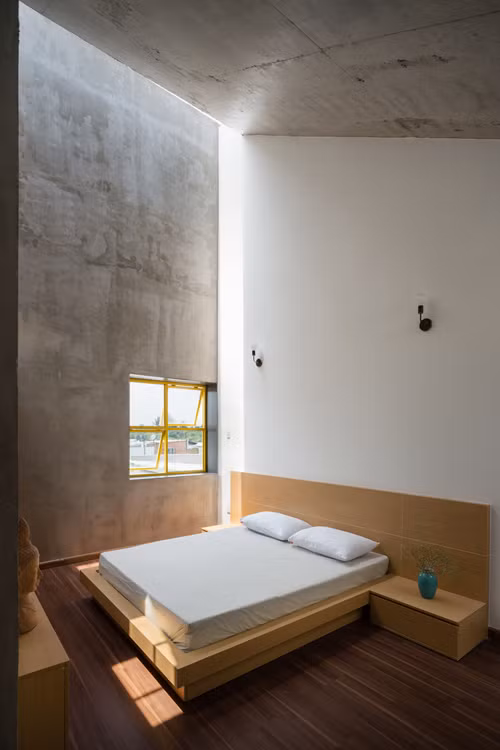 Các kiến trúc sư đã tạo nên một "Khu vườn bí mật" - món quà từ cha dành con gái mình. Những đứa trẻ sẽ lớn lên với khu vườn, cùng với cây cỏ như lớn lên với các anh chị em. Chúng sẽ hiểu và yêu thêm thiên nhiên xung quanh ta. Chi phí xây dựng được đơn vị thiết kế tiết lộ khoảng 45.000 đô (tương đương 945 triệu đồng) và thi công trong 3 tháng.