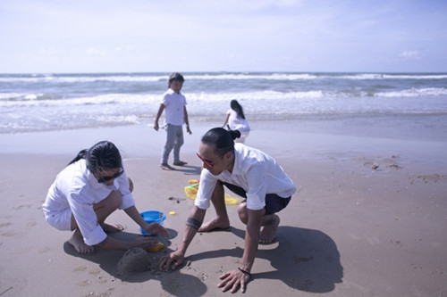 Đây cũng là khoảnh khắc hiếm hoi Phạm Anh Khoa dành cho gia đình, đặc biệt là cho vợ của mình. Người mà anh rất yêu thương nhưng có khi anh đã chủ quan “phó mặc” mọi việc chăm sóc các con và tổ ấm cho vợ, để thỏa sức vẫy vùng với đam mê âm nhạc.