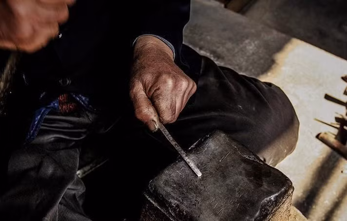 Để thanh bạc nhẵn và trơn, Xia phải thao tác khá tỉ mỉ trong thời gian dài.