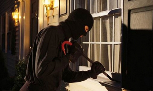 Trom tao ton vao tan giuong, rach mung lay iPhone